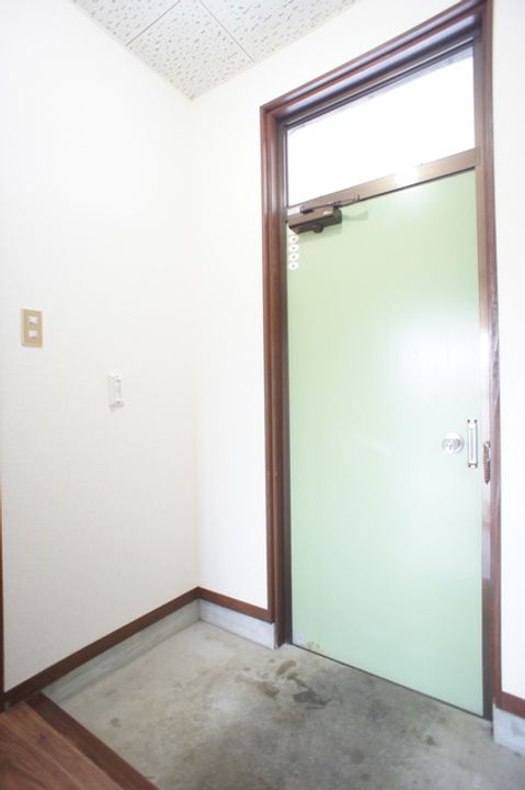 箕輪様アパートの玄関