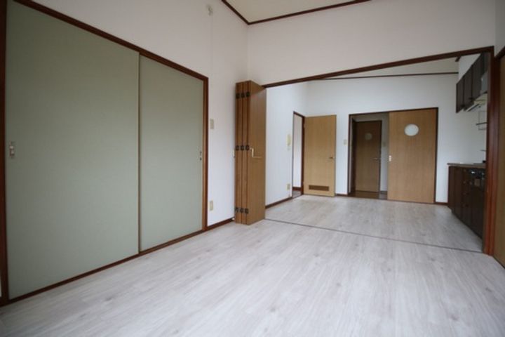 クレスト庚午南の居間