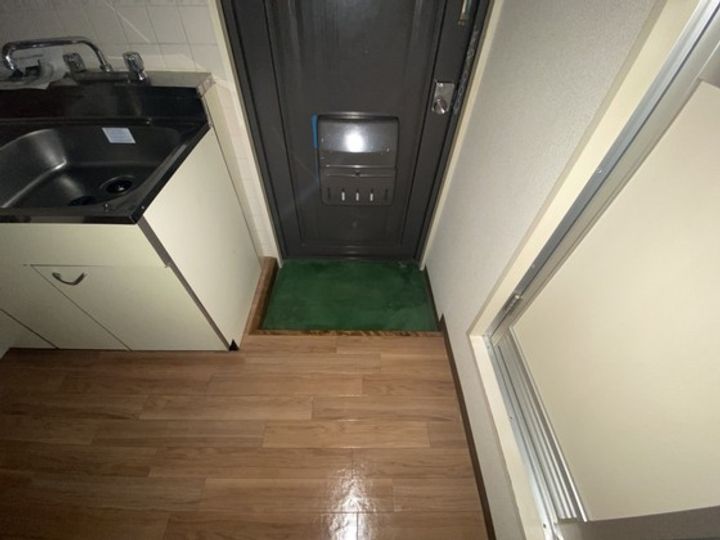 第6タナカビルの玄関