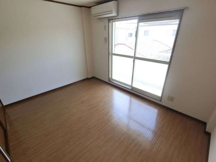千葉県成田市西三里塚(アパート)の賃貸物件の居間