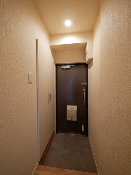 覚王ハイツの玄関