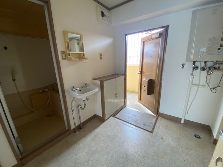マンション倉前の玄関