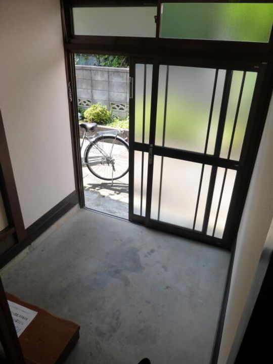 松倉アパートの玄関
