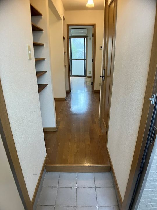 プチメゾンカレッジヒルの玄関