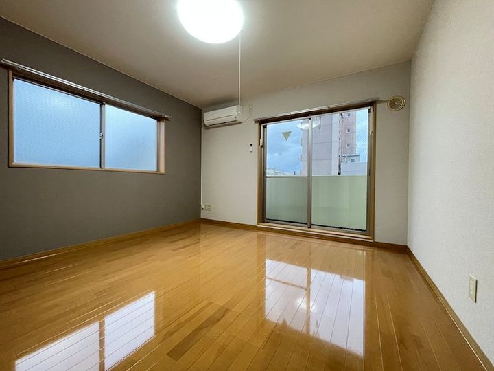 ユートピア三愛東堀の居間