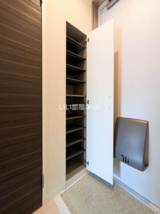 B,エトワール18の玄関