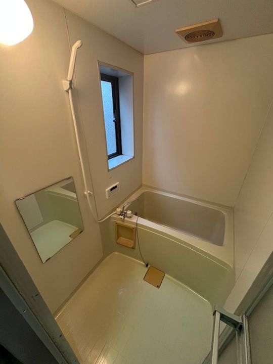 西本折町アパート(左)の風呂