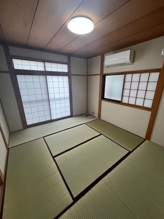 西本折町アパート(左)の居間