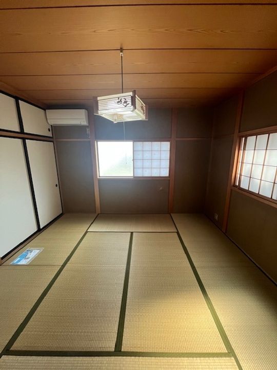 西本折町アパート(左)の内装
