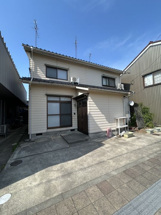 西本折町アパート(左)の外観