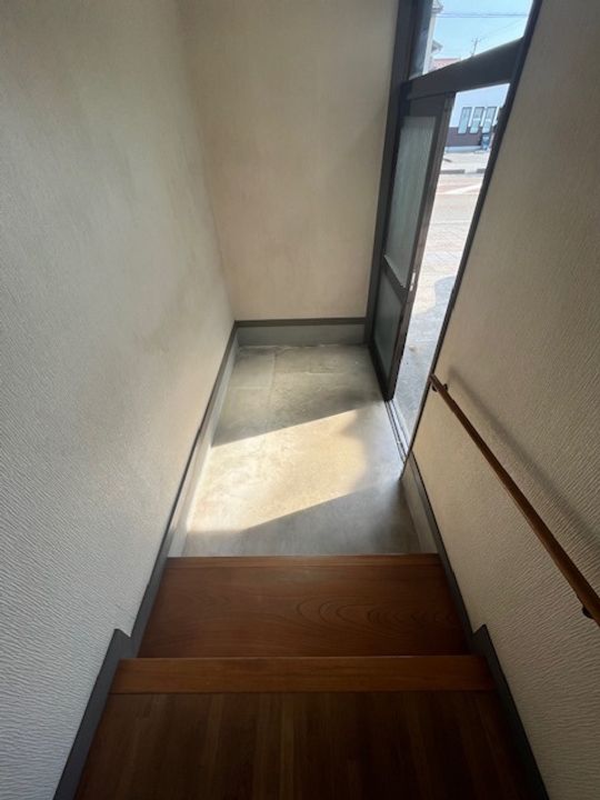 西本折町アパート(左)の玄関