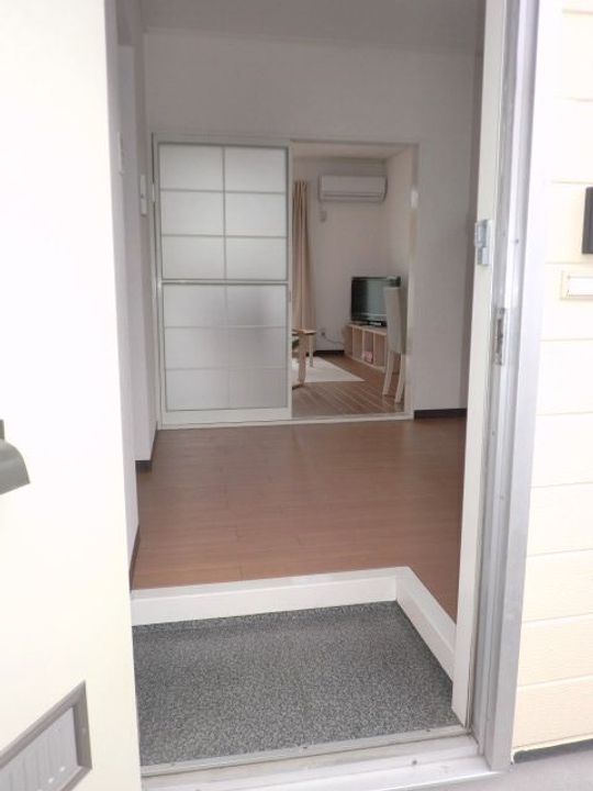 ハイツ・エコーの玄関