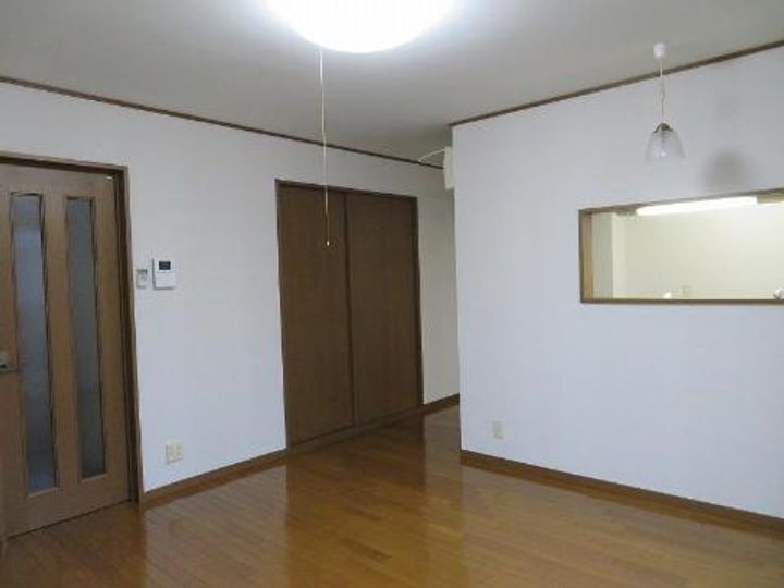 ステイタス長根の居間