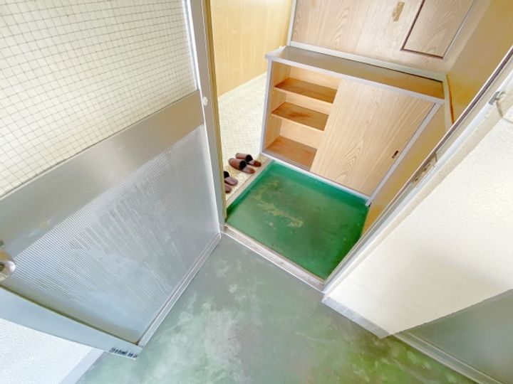 旭畔マンションの玄関