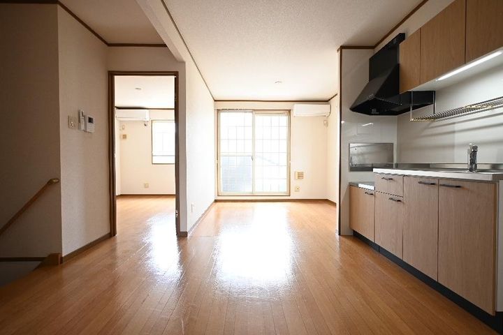 ダールッサラームI棟の居間