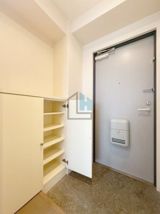 アイエスビルヂングの玄関