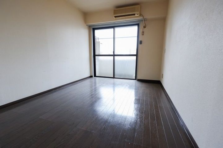 協栄マンションOYAMAの居間