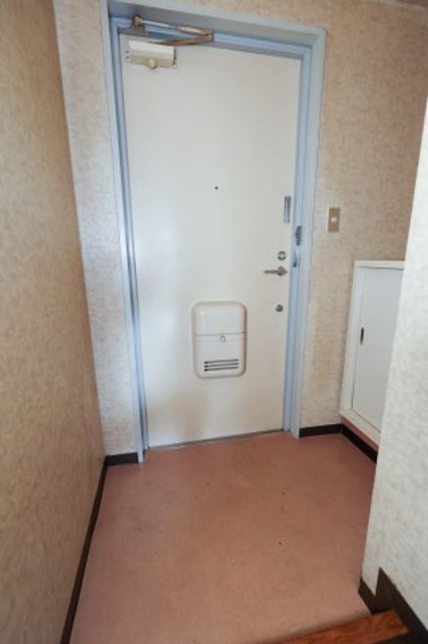 協栄マンションOYAMAの玄関