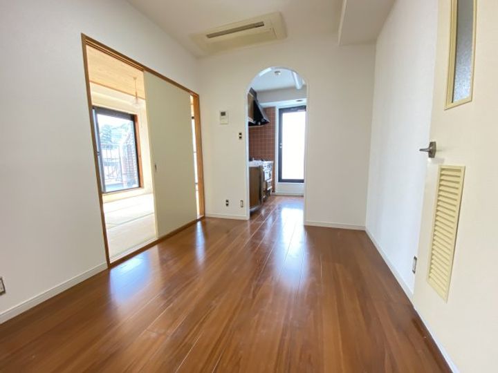 三高・カーサアルメディアの居間