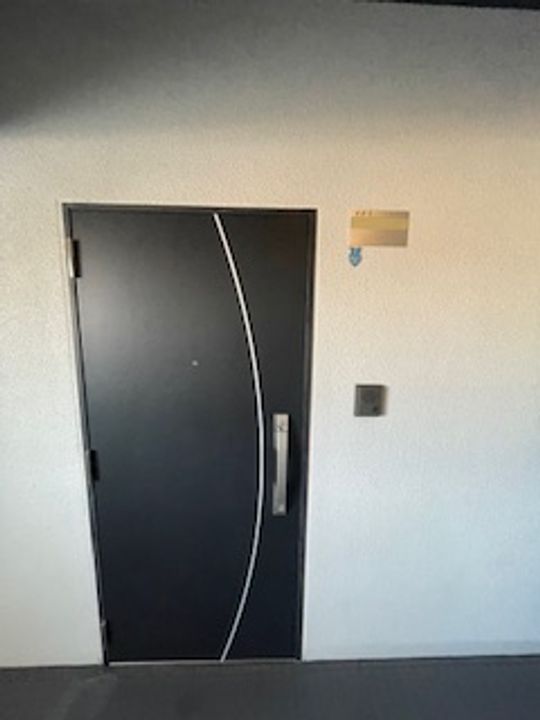 ロイスグラン神戸下沢通の玄関