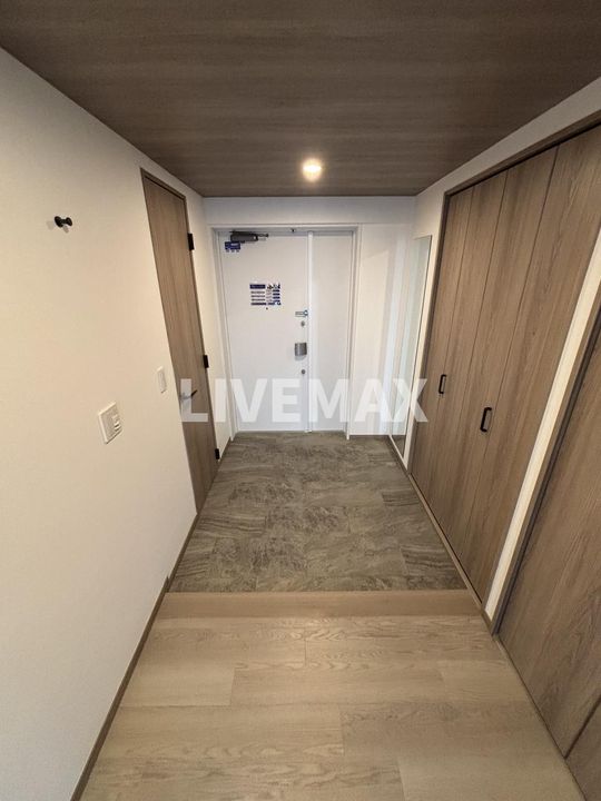 東京都港区西麻布4(マンション)の賃貸物件の玄関