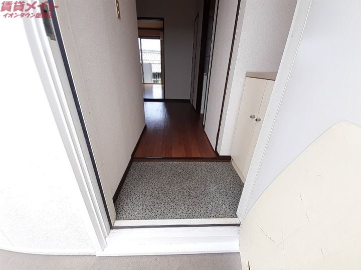 白山ハイツの玄関