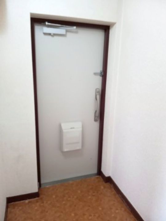 松が谷団地6ー1号棟の玄関
