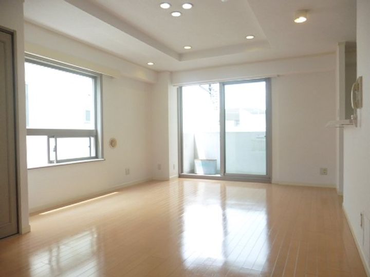 ファーストアパートメンツ三田の居間