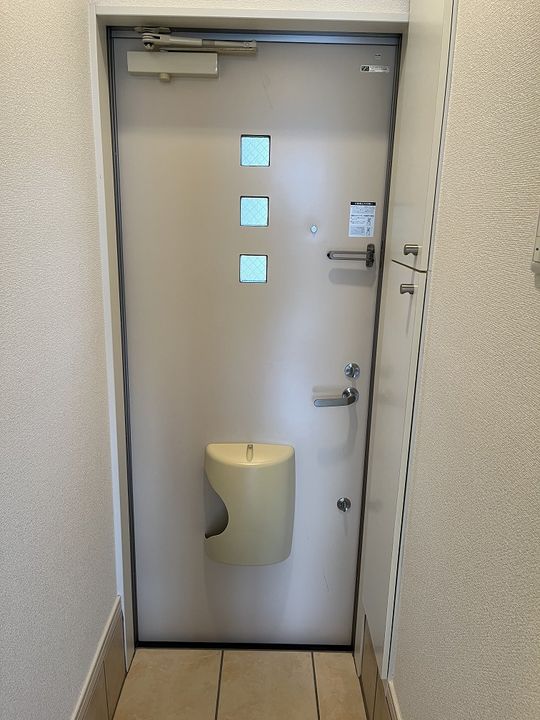 イーストウィングの玄関