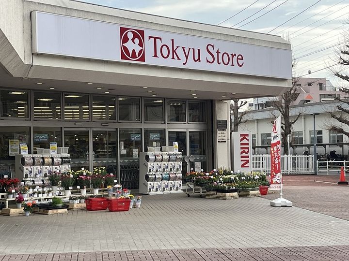 イーストウィングの周辺