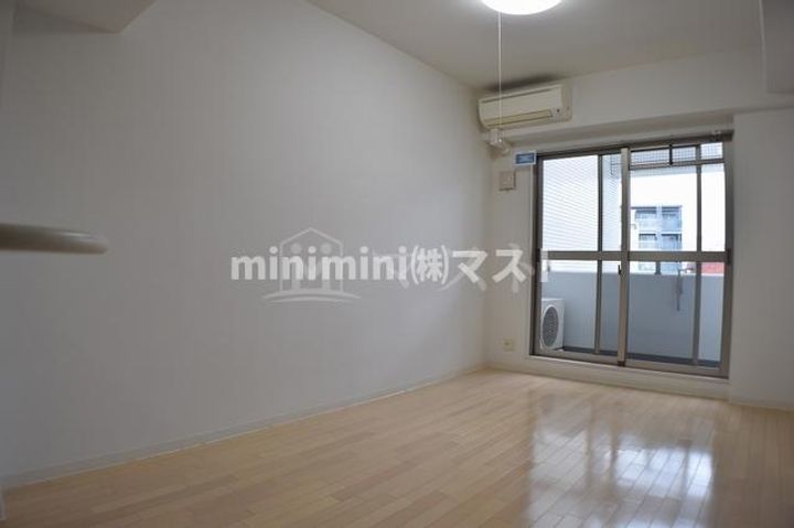 ラムール難波西の居間