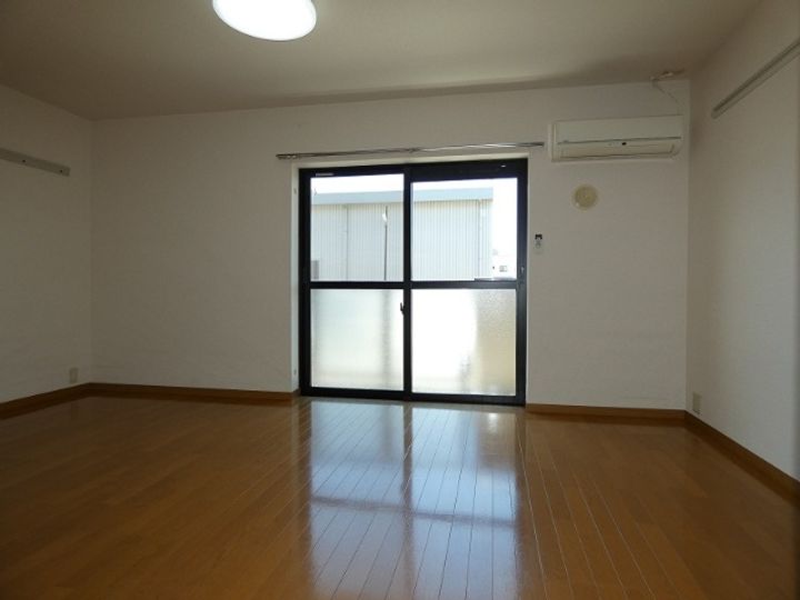 鎌田スカイの居間