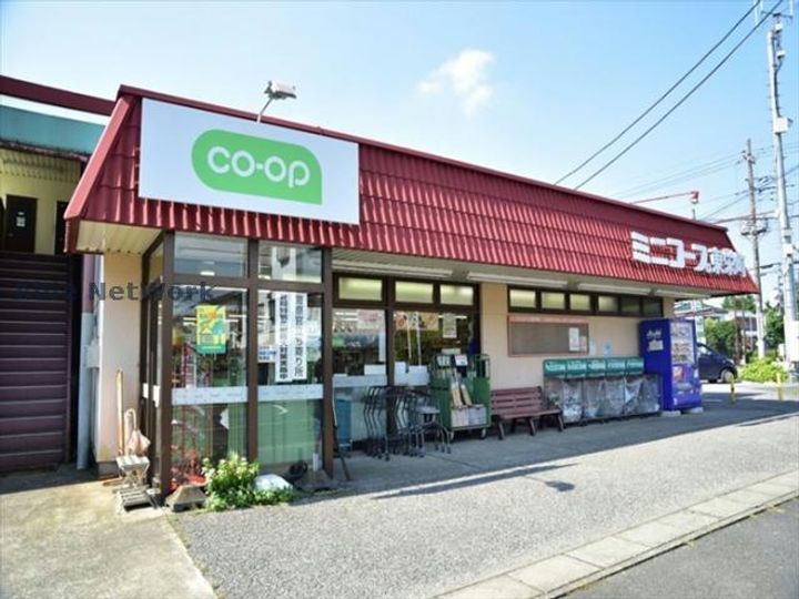 サニー・フィールドの周辺