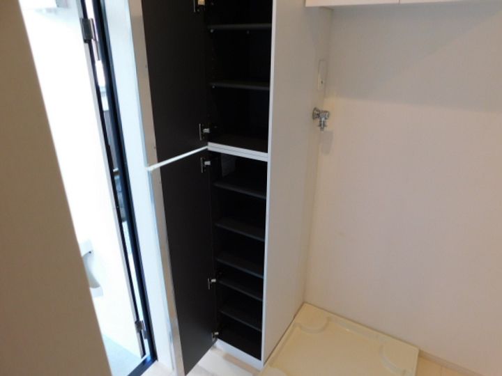 フルセイル片倉町の玄関