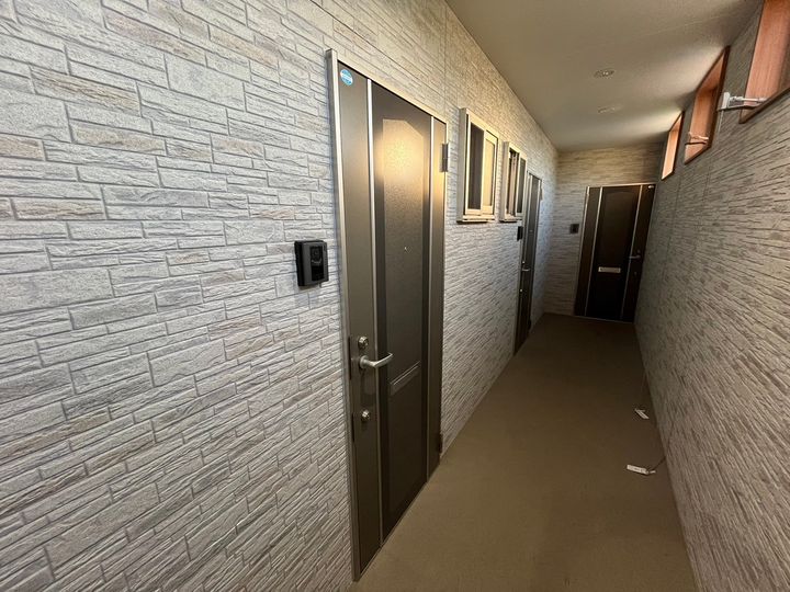 岡山県岡山市北区高松原古才の賃貸アパートの玄関