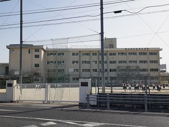 ドミール小山の周辺