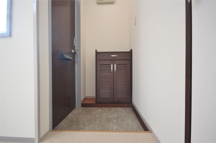 フォーレント西田代の玄関