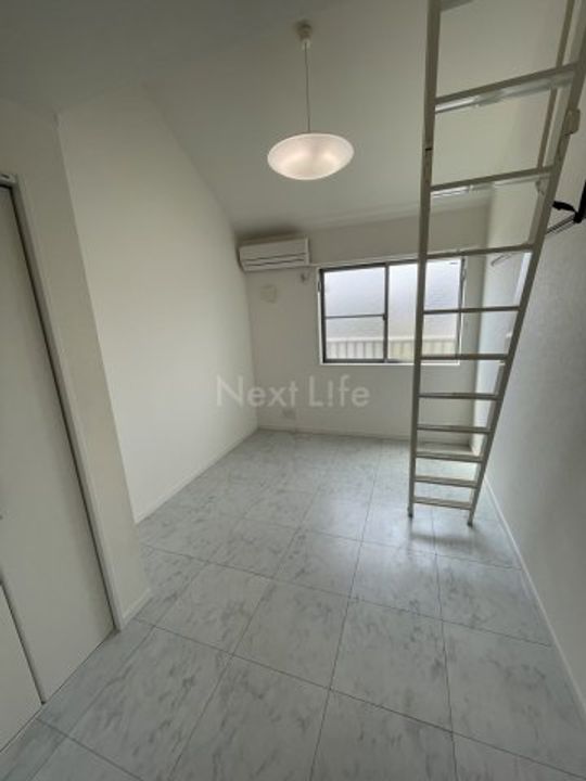 ジー・エーヒルズ三ツ沢下町の居間