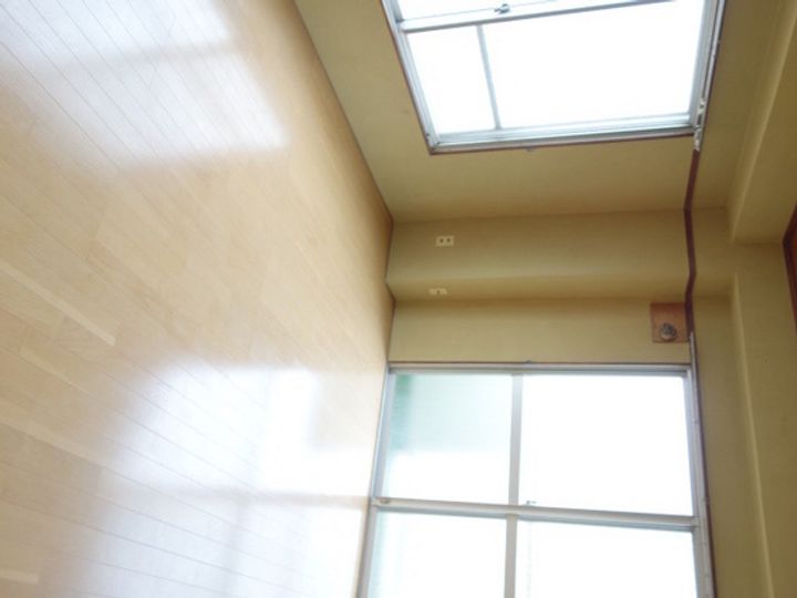 第3睦美荘ビルの居間