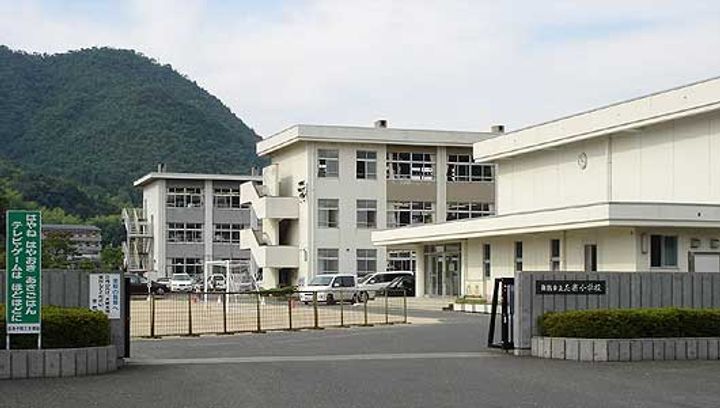 メゾンフローラルの周辺