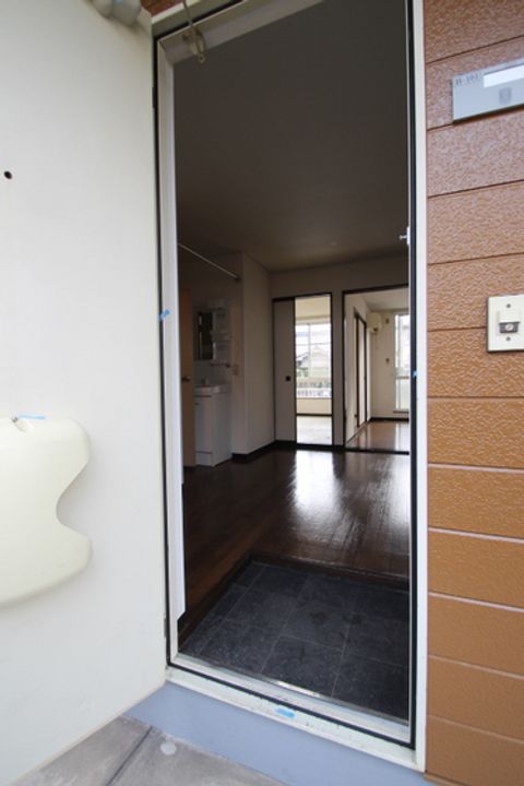 シャトレイーストBの玄関