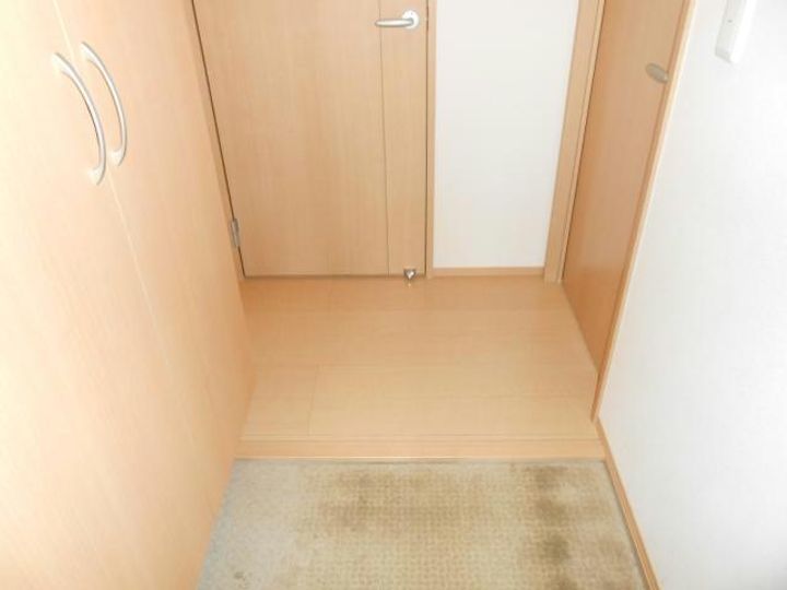 プレシャスコートAの玄関