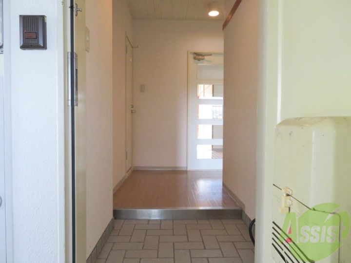 協栄マンションの玄関