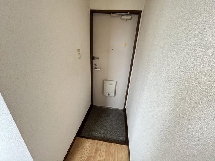 エム・イワマの玄関