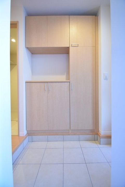 埼玉県草加市栄町3(マンション)の賃貸物件の玄関