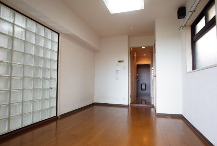 パラドール魚住IIの居間