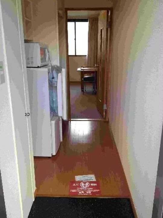 レオパレスエストの玄関