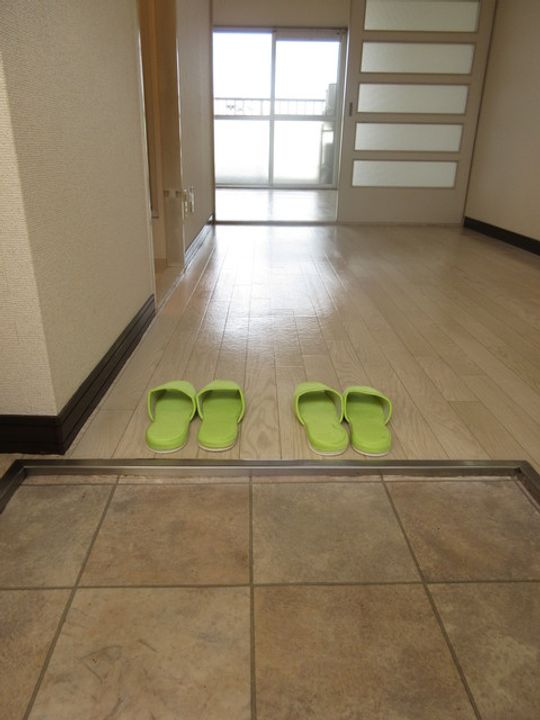 ジュネス西中島の玄関