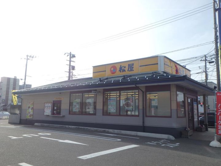 クレセント・ピュアの周辺