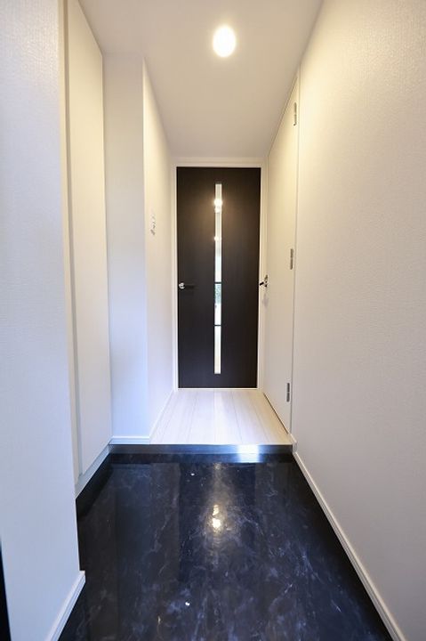 メイクス若松河田の玄関